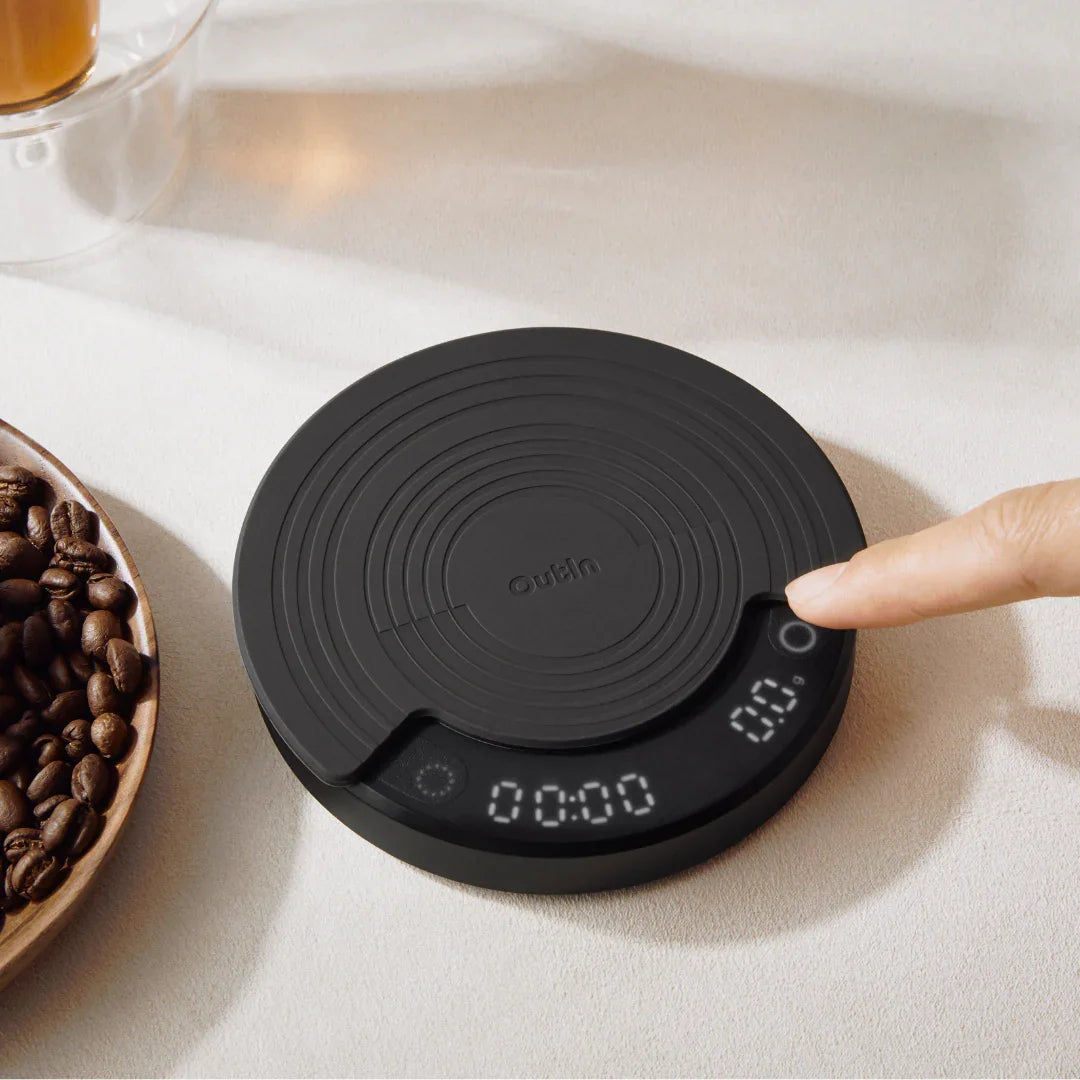 OutIn Claro coffee scale controls and display